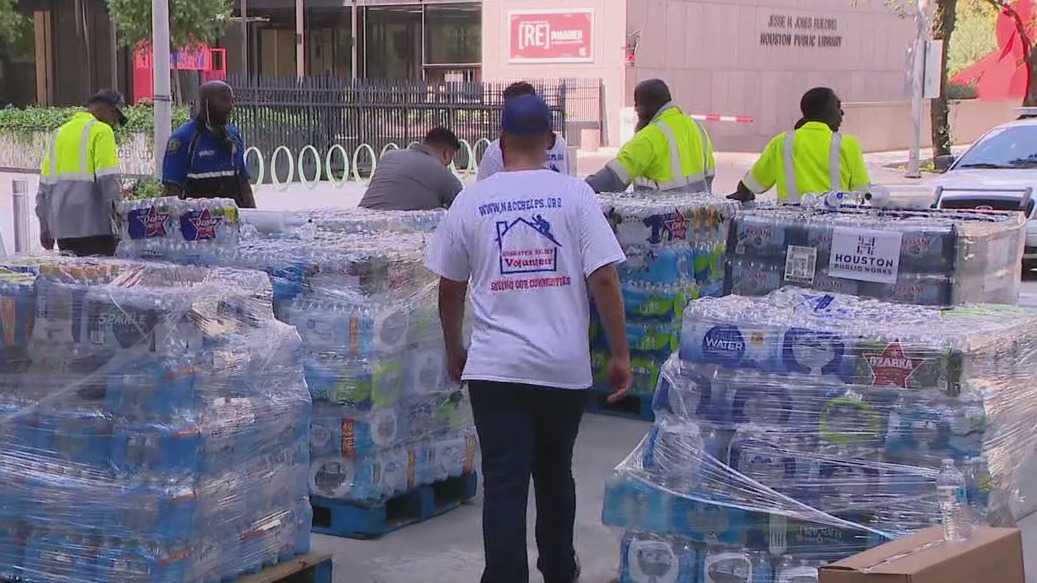 'Every bottle counts,' Houston mayor, city lawmakers hold water-bottle drive for Jackson residents