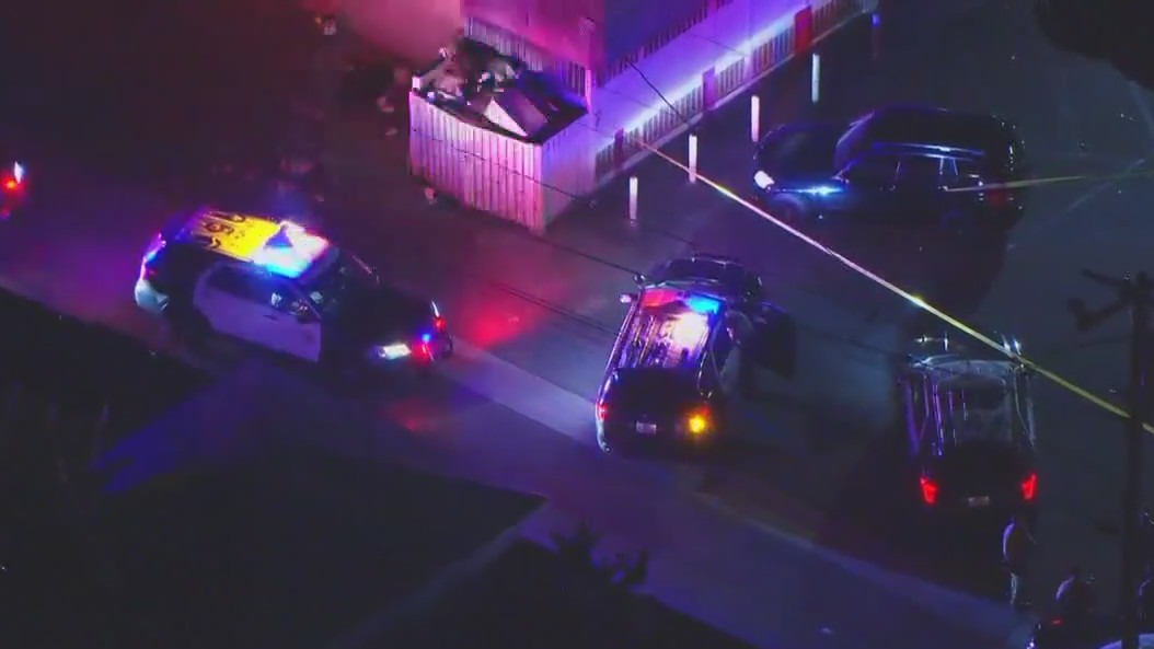 Deputies shoot robbery suspect in Norwalk