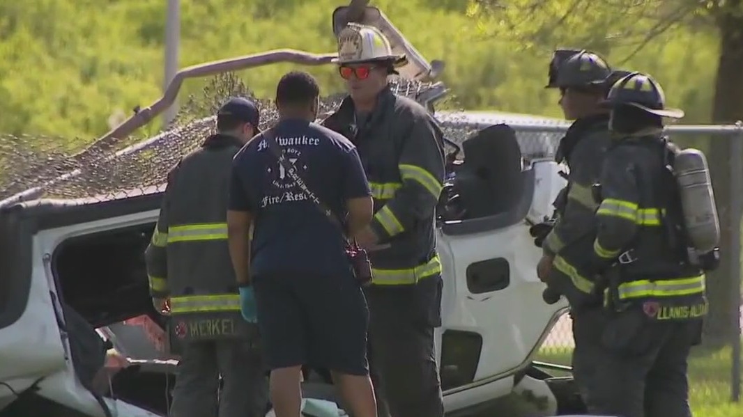 Crash in Milwaukee, woman dead