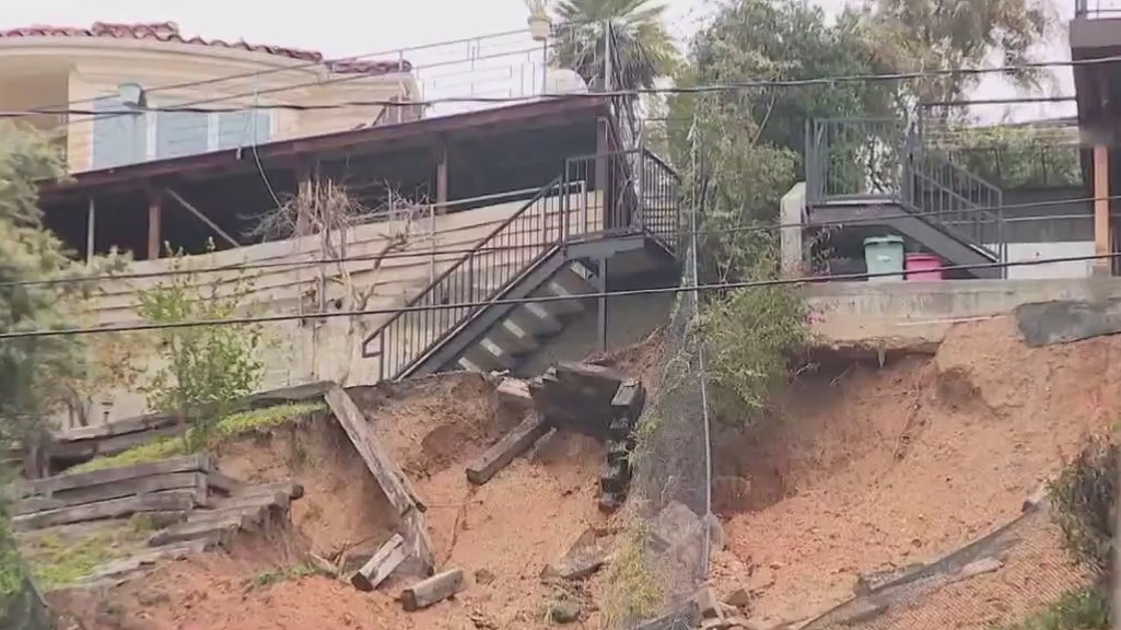 Homes hit by mudslide in La Cañada Flintridge