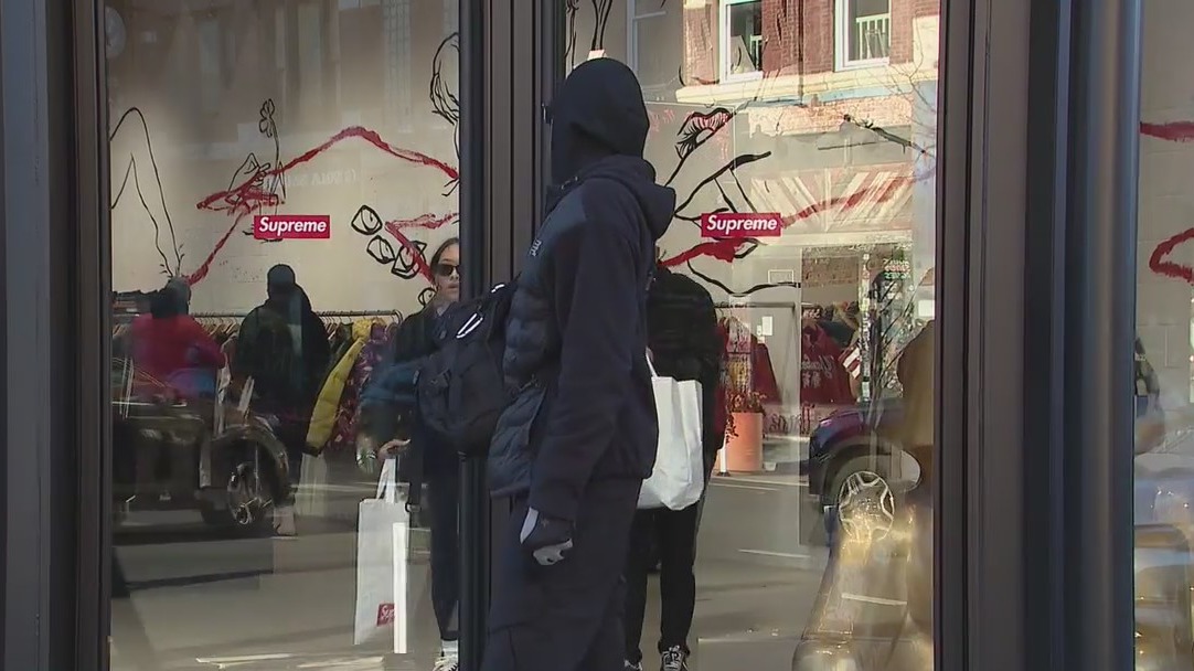 Long lines as 'Supreme' opens its first Chicago store