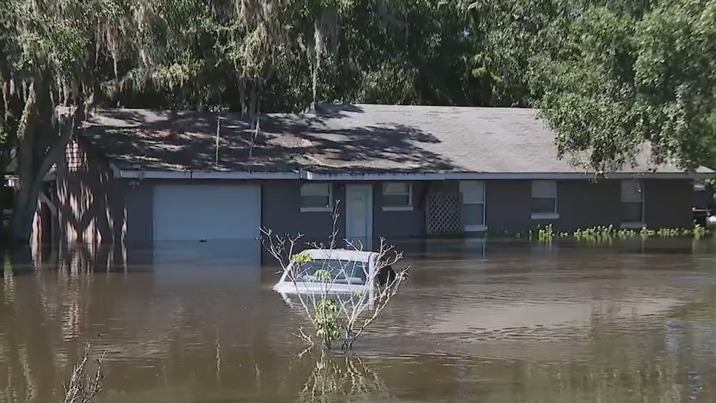 Florida residents rushed to get their belongings amid rising flood waters