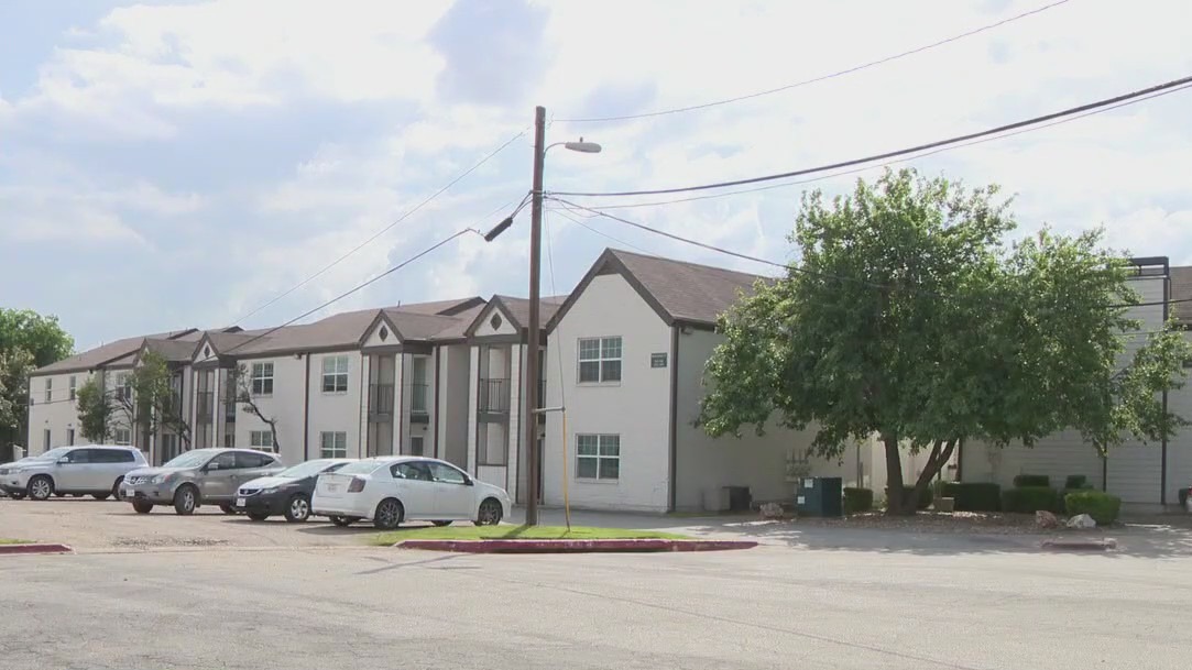 Austin woman sues apartment complex