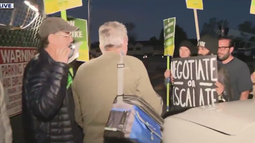Construction worker moves past Oakland teacher strike line