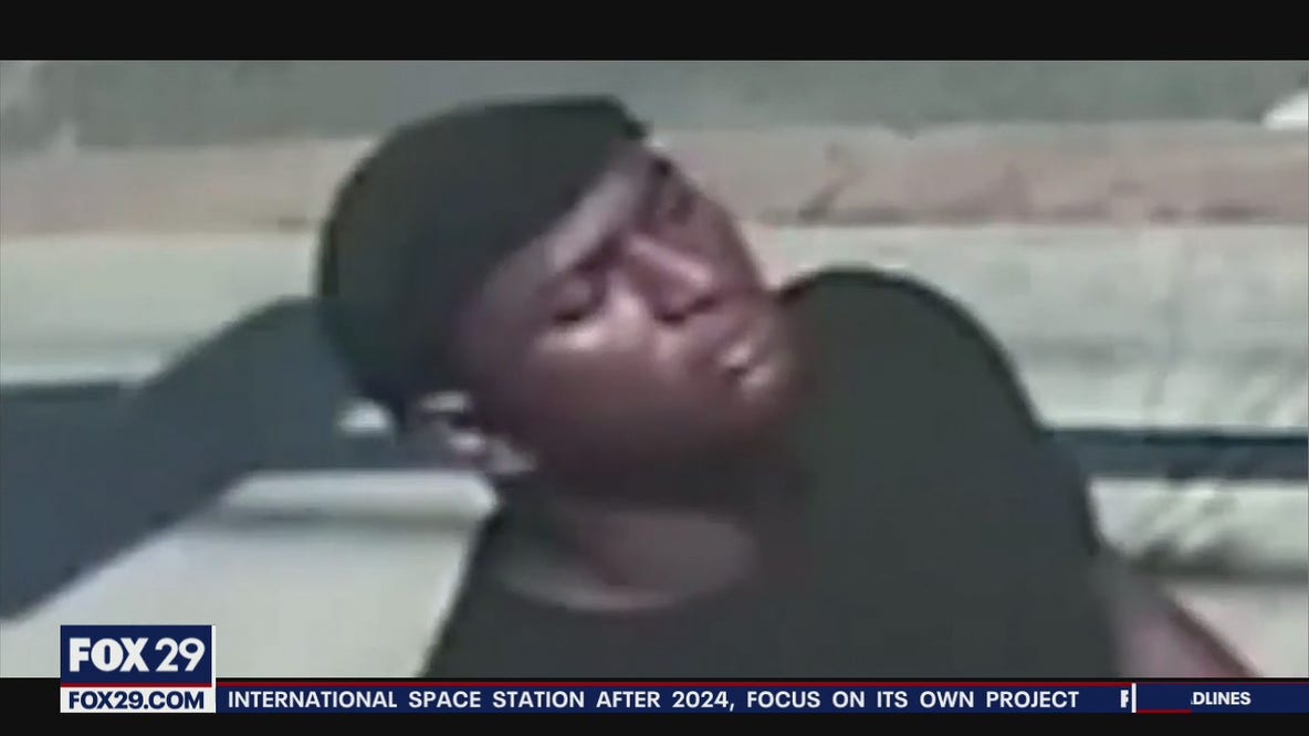 Passerby shot at while trying to help woman being robbed on dog walk in Center City, police say