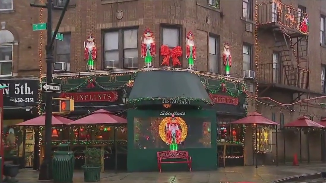 Brooklyn restaurant still celebrating Christmas