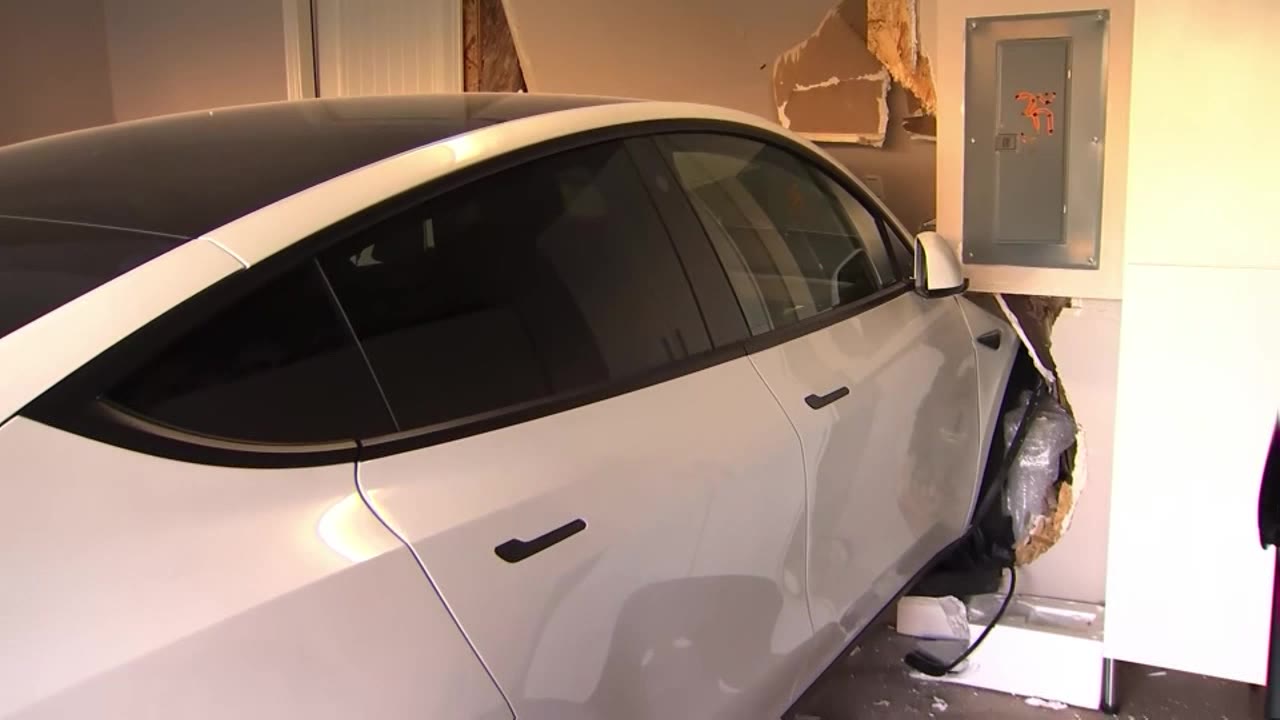 Tesla crashes into San Ramon home