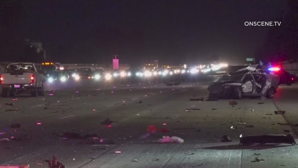 Deadly crash closes 4 lanes of 405 Freeway