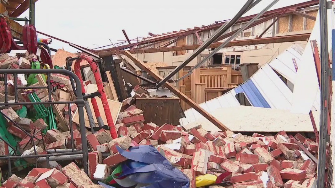 Tornado flattens buildings in Sulphur, Oklahoma
