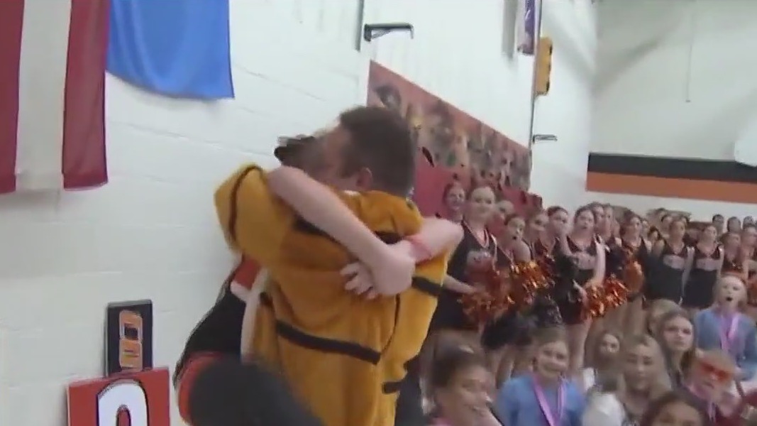 Military dad surprises daughter at school in heartwarming moment