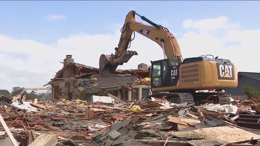 Landslide forces demolition of Newport Beach home