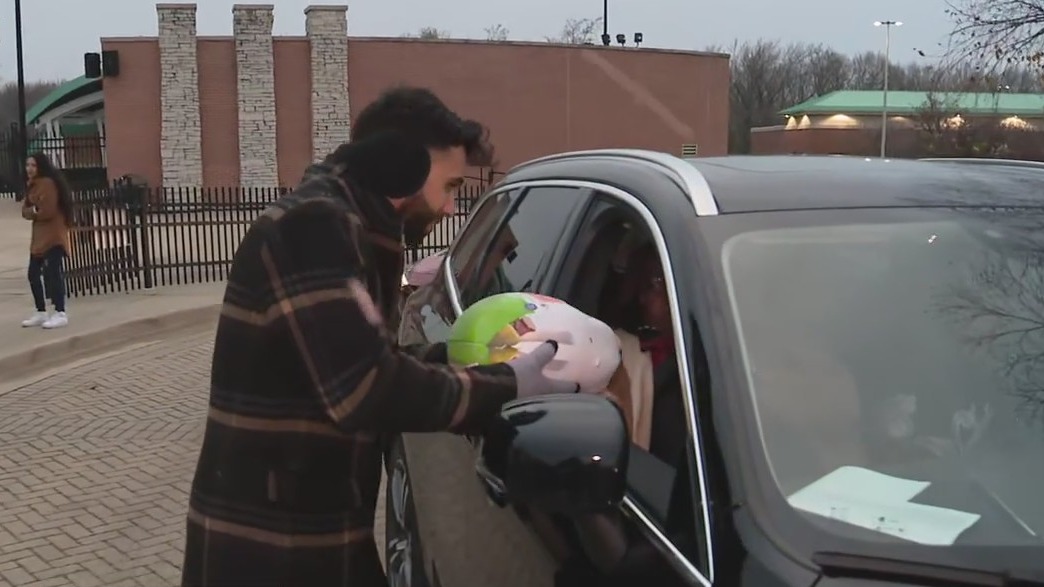 TikTok star gives out turkeys in Country Club Hills