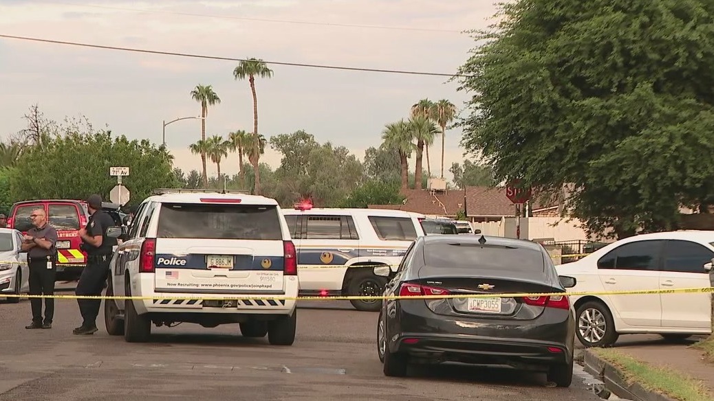 Man, woman found dead outside west Phoenix home