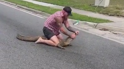 Florida man wrangles 8-foot gator with bare hands, no shoes