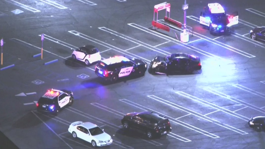 Police chase suspect gets cornered in LA parking lot, drives off anyways