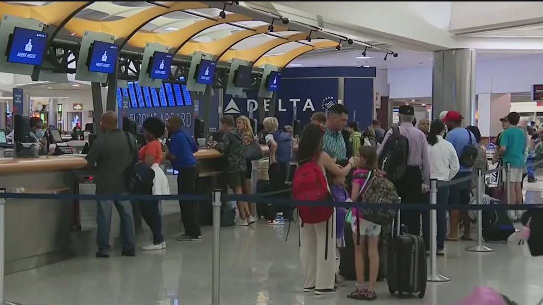 Airlines must issue cash refunds to travelers
