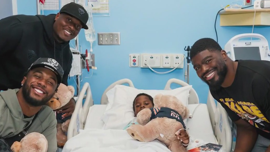 Chicago Bears players visit patients at Oak Lawn hospital