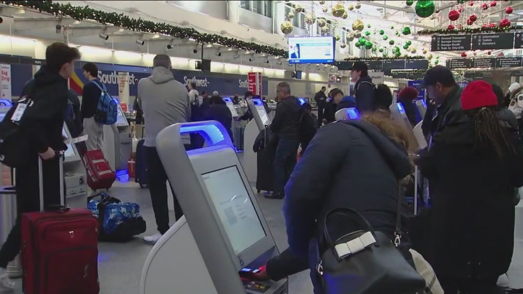 Holiday travelers in Chicago rush to beat the storm