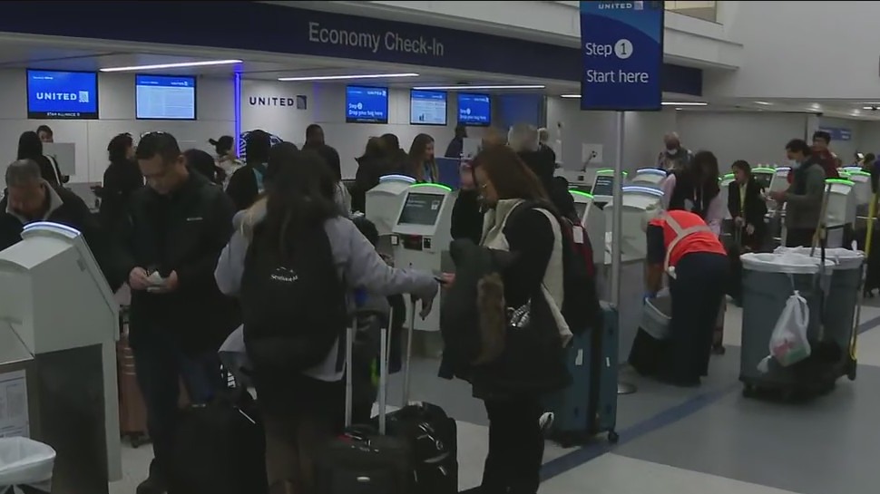 Thanksgiving travel rush in full force at LAX