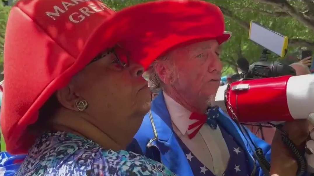 Crowds pack streets during Trump arraignment