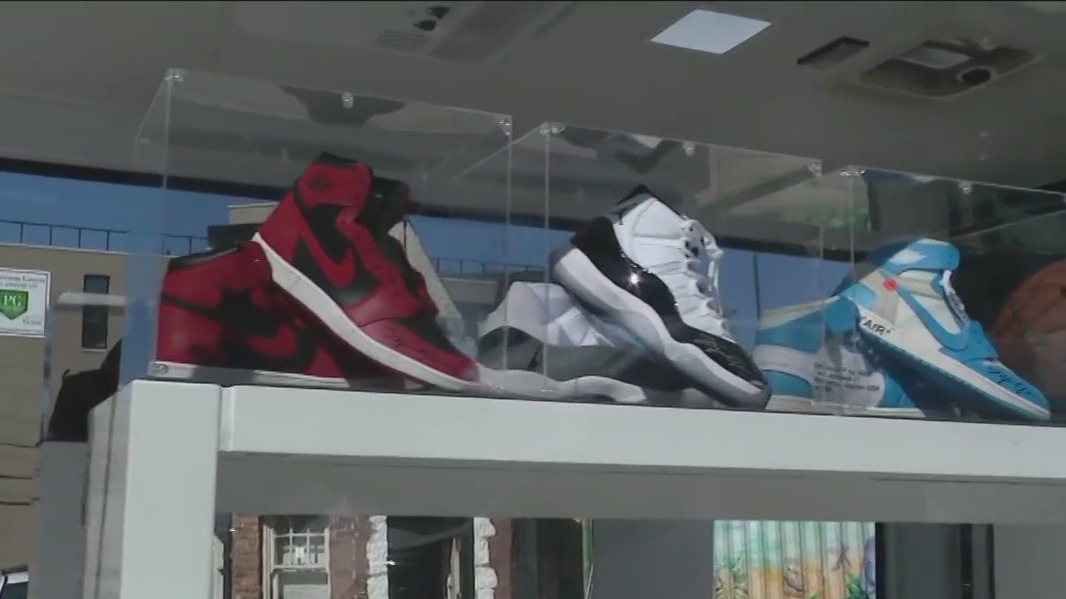 Upper Deck: Mobile Michael Jordan memorabilia store in Wrigleyville