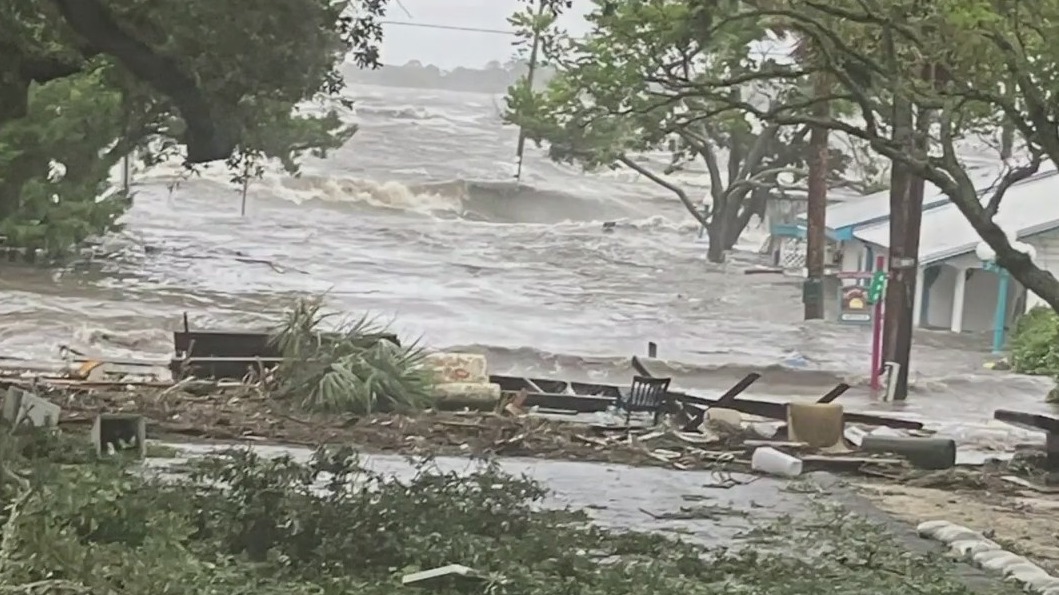 Destruction piles up as Hurricane Idalia tears through Florida