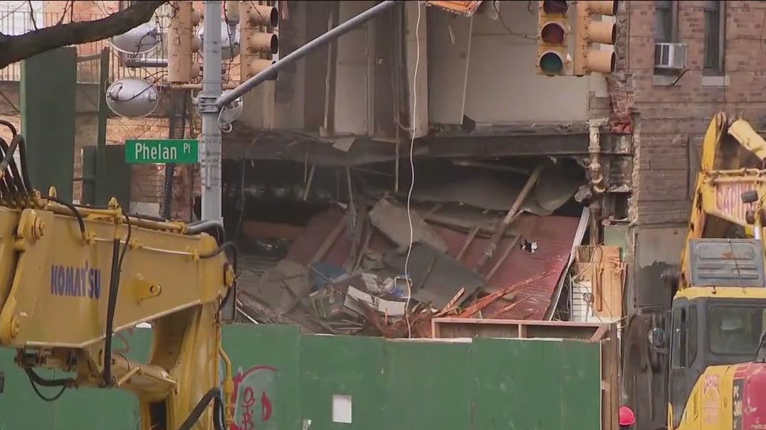 Demolition begins on collapsed building