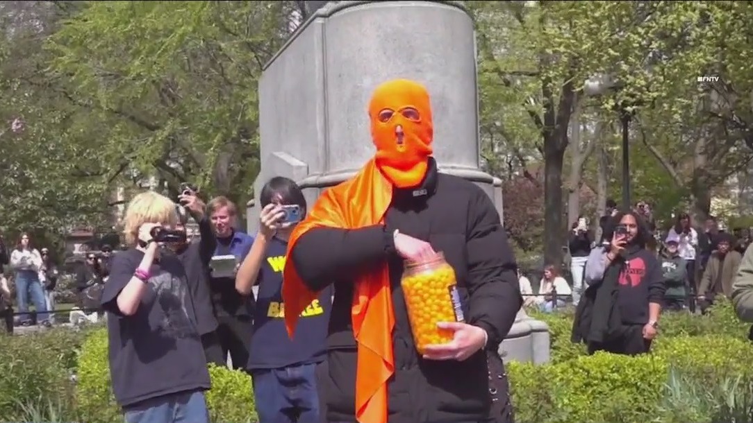 Hundreds turn out to watch man eat cheeseballs