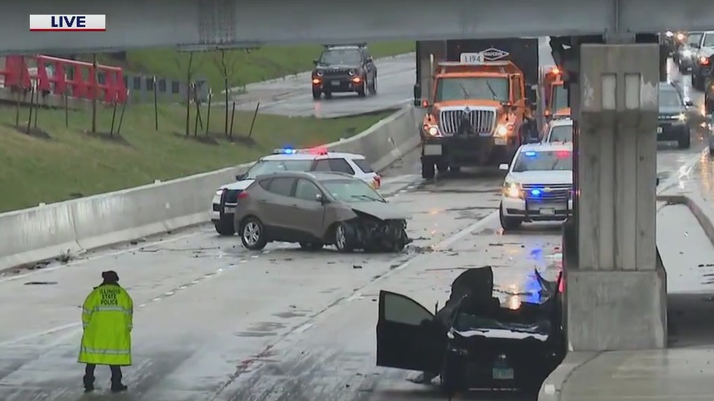 4 injured in Kennedy Expressway crash in West Loop