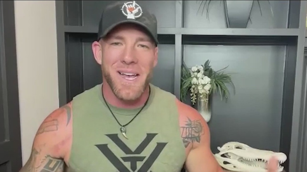Florida man, MMA fighter wrangles 8-foot alligator