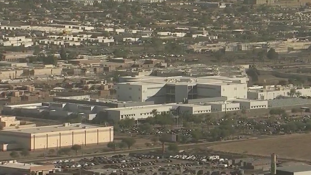 Ex-detention officer sentenced for drug smuggling