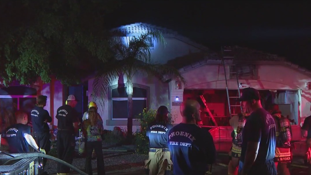 6 people displaced after double house fire in north Phoenix