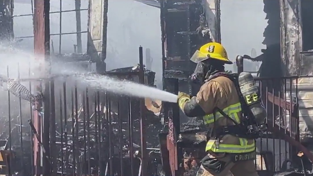 AZ trailer fire sent pillar of smoke into the air