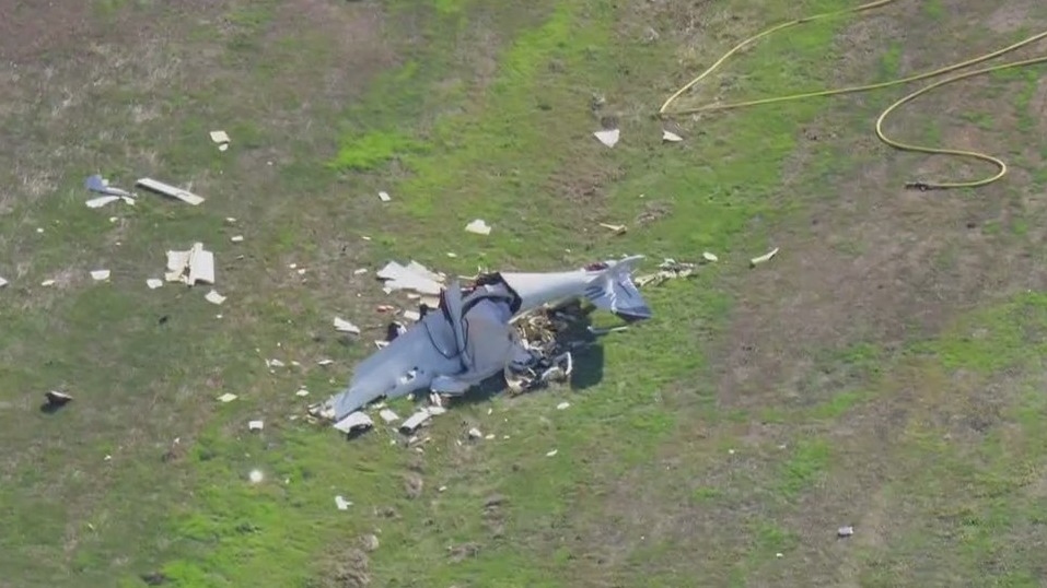2 killed in plane crash off runway at Torrance Airport