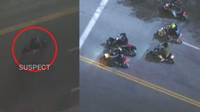 Police Chase: Motorcyclist tries to blend in with other motorcyclists