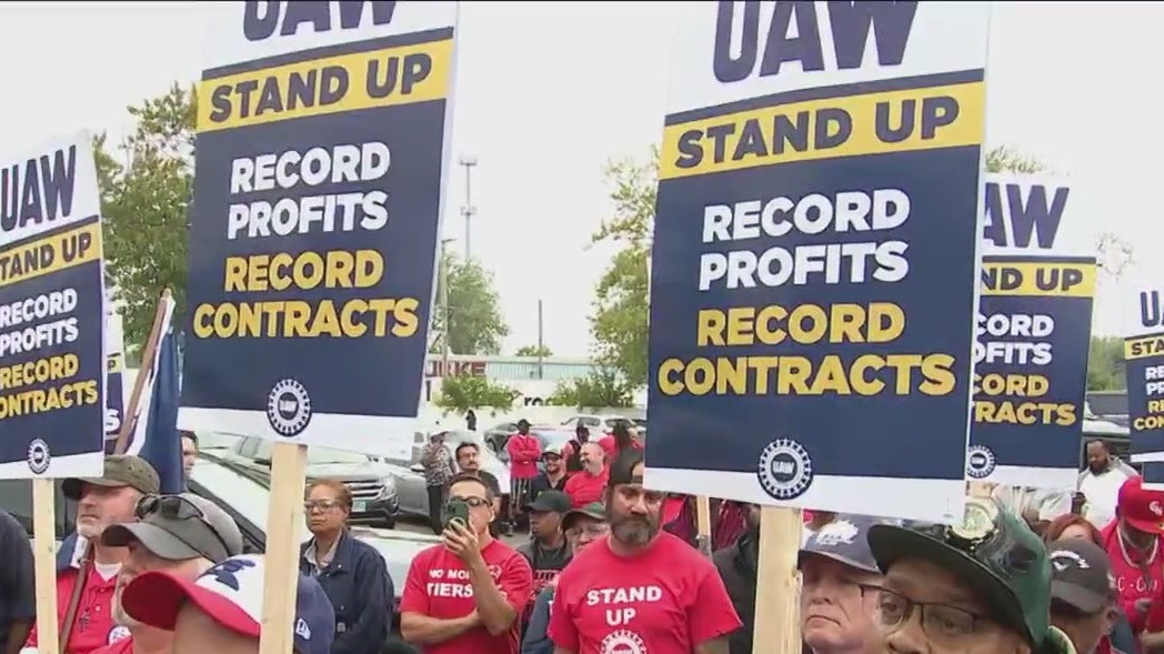 Chicago auto workers rally amid strike