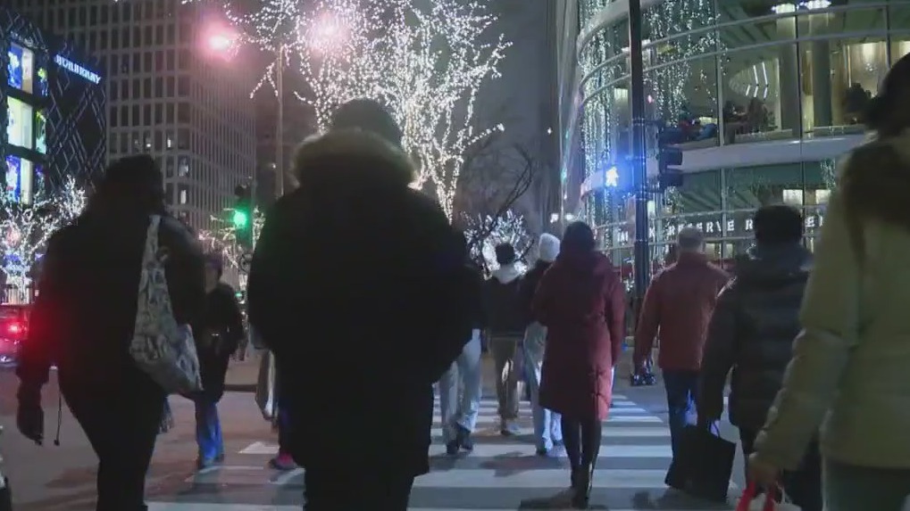 Visitors swarm Magnificent Mile for last-minute holiday shopping, festivities