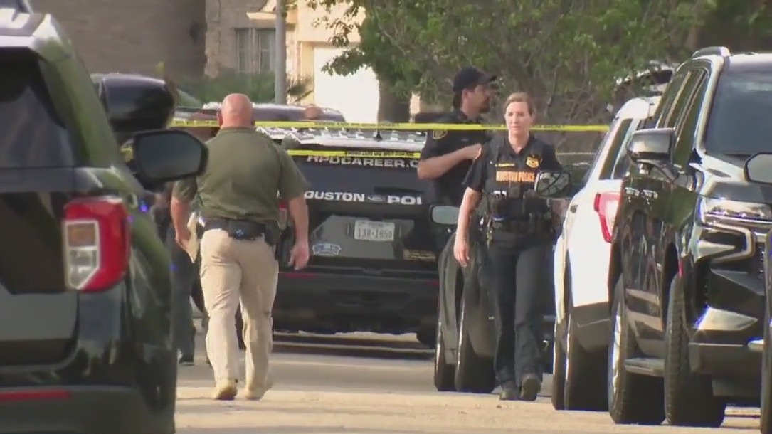 Houston officers shoot, kill armed suspect