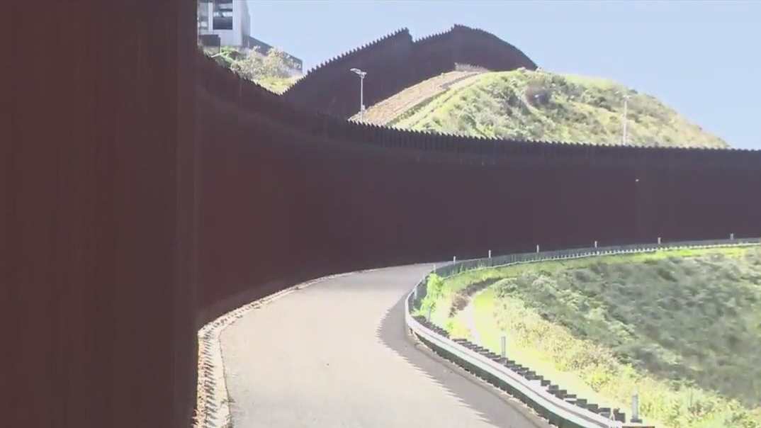 Migrants hurt while climbing U.S.-Mexico border wall