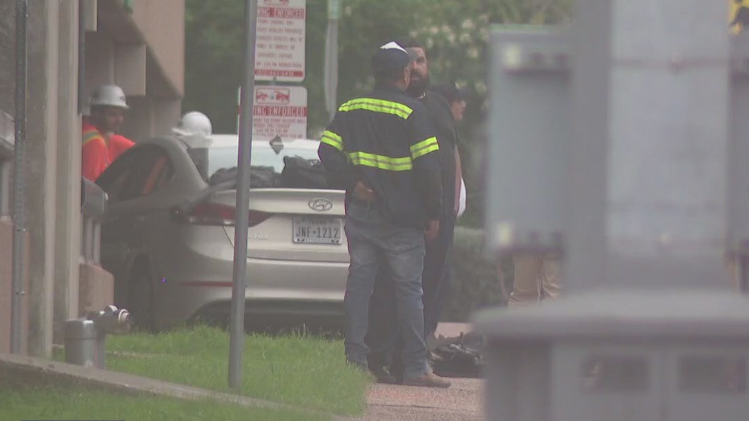 Car crashes into building in downtown Austin