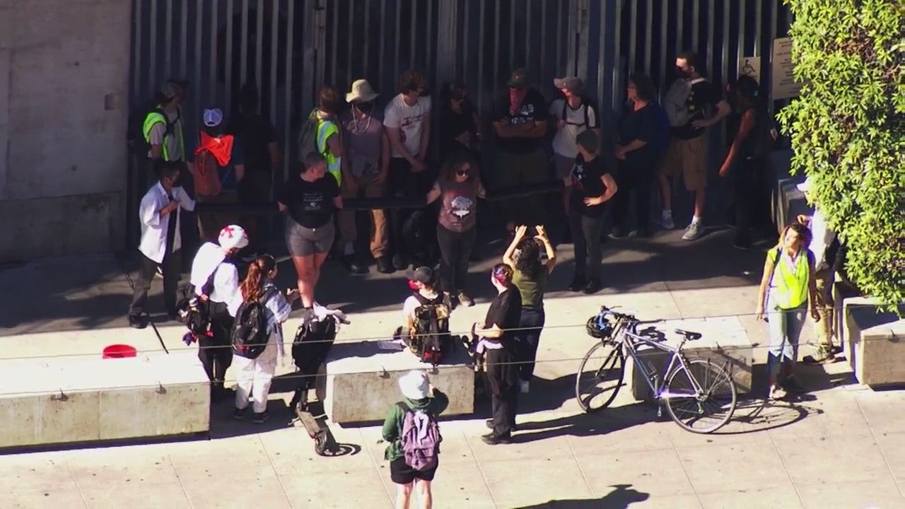 抗议者在旧金山联邦大楼外用锁链连接在一起