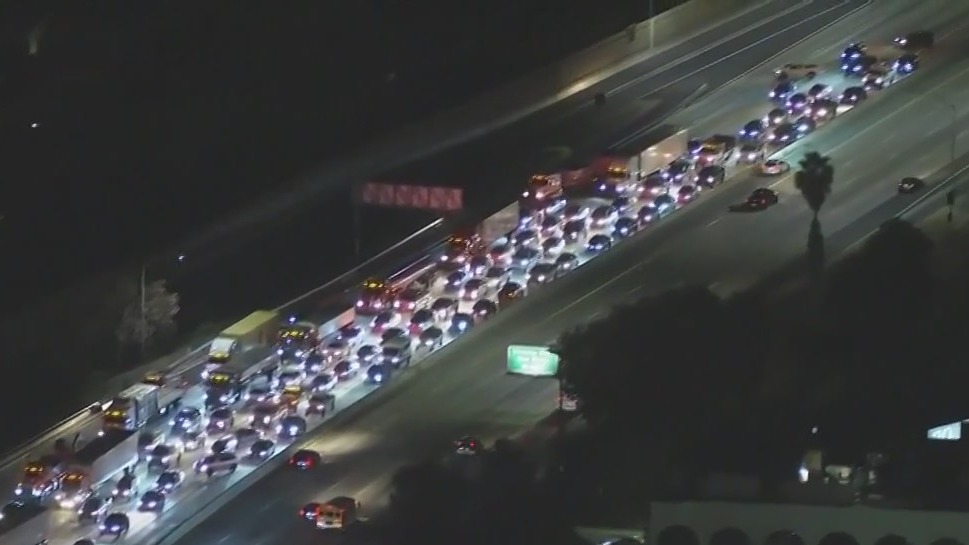 Multi-vehicle crash shuts down 405 Freeway