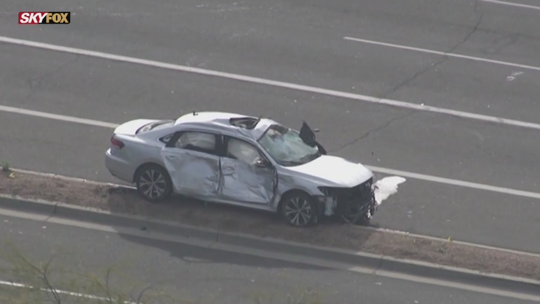 2 hurt in multi-vehicle crash at Phoenix intersection