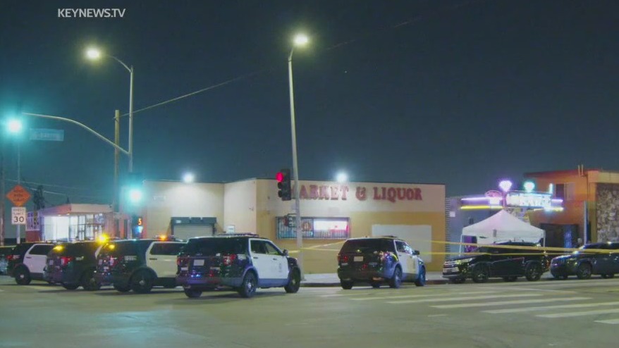 1 killed, 1 wounded outside LA bar