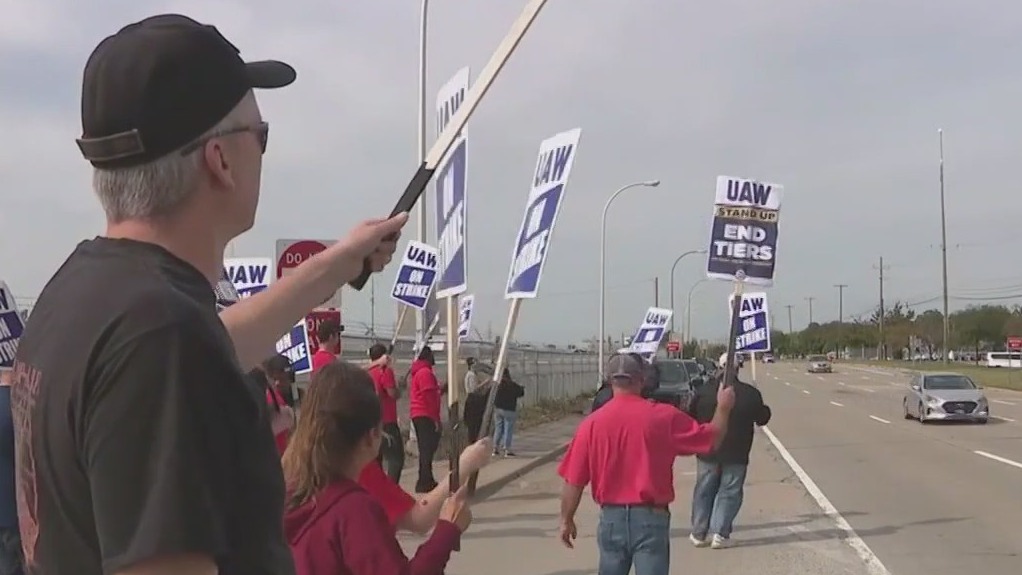 UAW strike: Talks continue between union and automakers