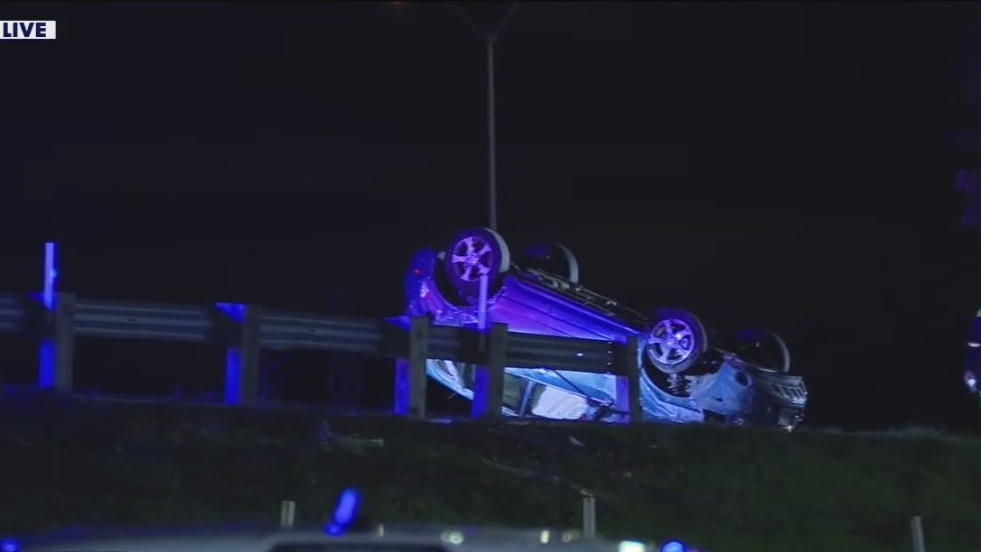 SUV flips over on I-880 in Oakland after officers pursue attempted carjacking suspects