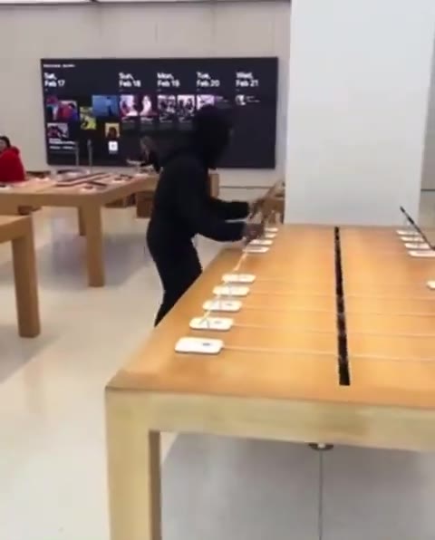 Dozens of iPhones stolen despite police car present, escapes