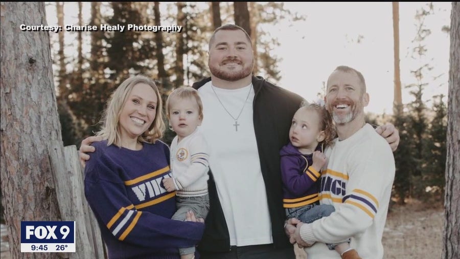 Vikings defensive lineman photobombs fans' Christmas card picture