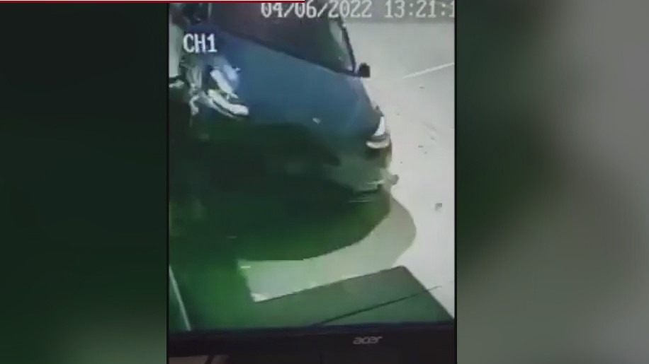 Tesla nearly slams into police dispatchers