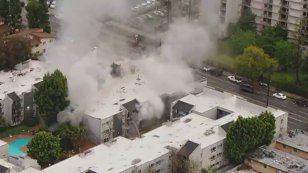 Crews respond to apartment fire in Panorama City